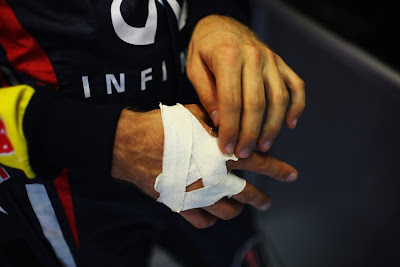 Себастьян Феттель с повязкой на руке на Гран-при Венгрии 2011