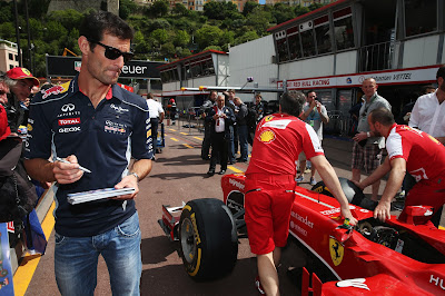 Марк Уэббер и болид Ferrari на питлейне Гран-при Монако 2013
