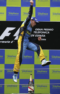 победный прыжок Фернандо Алонсо на подиуме Гран-при Испании 2006