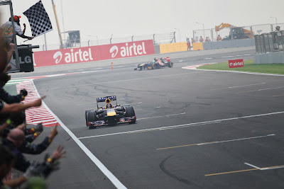Себастьян Феттель на Red Bull пересекает финишную черту Гран-при Индии 2013