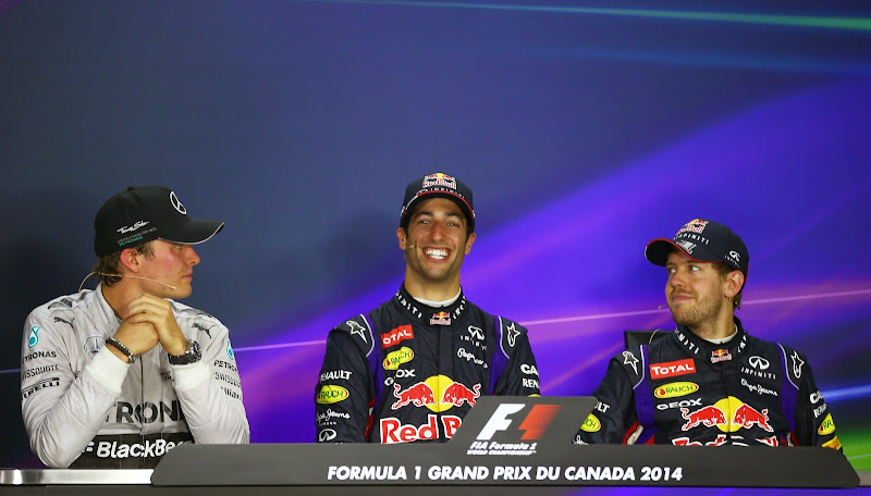 сияющий Даниэль Риккардо между Нико Росбергом и Себастьяном Феттелем на пресс-конференции после гонки на Гран-при Канады 2014