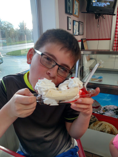 Ice Cream Shop «Charlie Brown Creme Cone», reviews and photos, 750 N Van Dyke Rd, Almont, MI 48003, USA