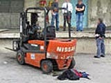 Precipitato col carrello dal piano di carico del magazzino Precipitato col carrello dal piano di carico del magazzino