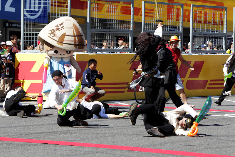 сражение пиратов на трассе Сузука на Гран-при Японии 2011