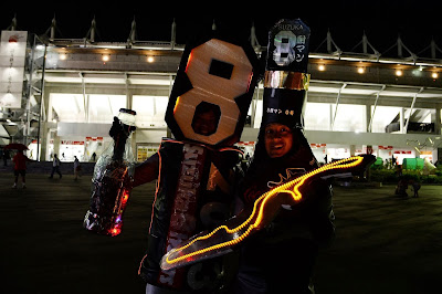 болельщики со схемой трассы Сузуки из светодиодов ночью на Гран-при Японии 2013