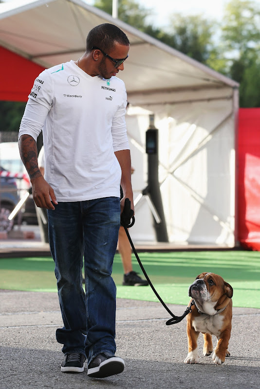 Льюис Хэмилтон и его собака Роске на прогулке в паддоке Каталуньи на Гран-при Испании 2013