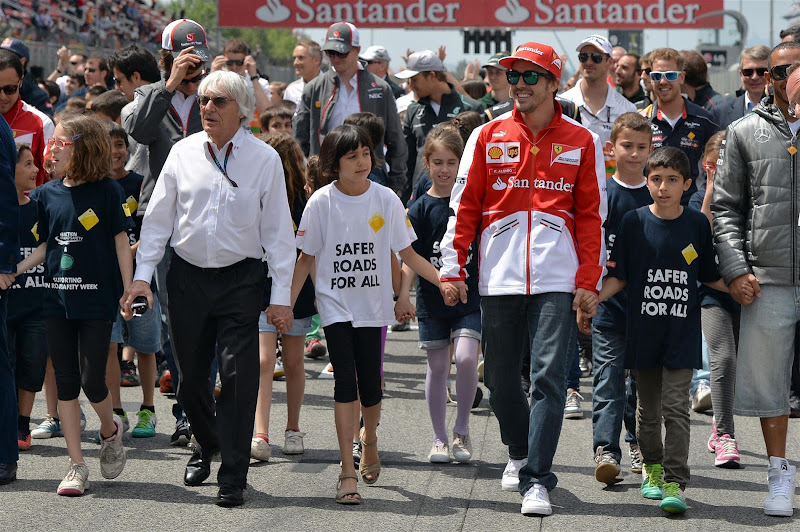 FIA Safer Roads For All - прогулка по старт-финишной прямой с детьми на Гран-при Испании 2013