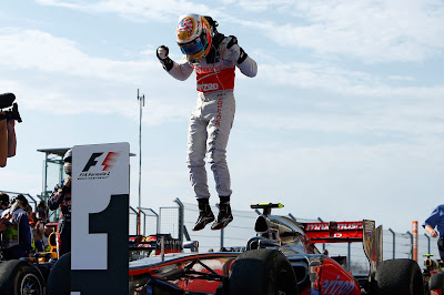 Льюис Хэмилтон прыгает на своем болиде McLaren после победы на Гран-при США 2012