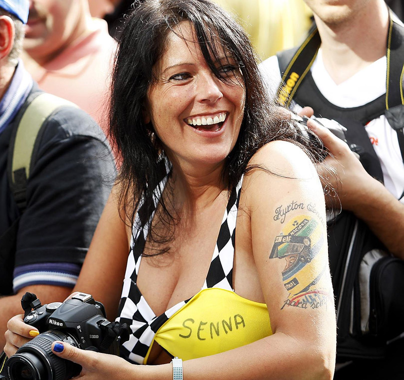 болельщица Айртона Сенны с татуировкой на руке на Гран-при Бельгии 2011