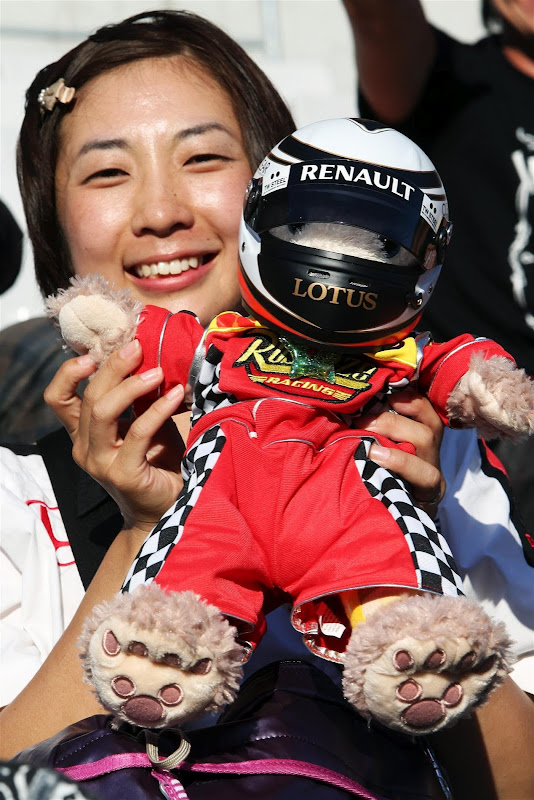 болельщица Кими Райкконена с плюшевым медвежонком в шлеме на Гран-при Японии 2012
