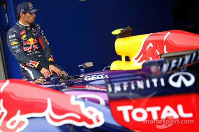 Марк Уэббер сидит на колесе своего болида Red Bull после квалификации на Гран-при Кореи 2013