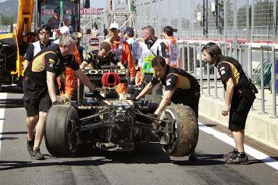 механики Lotus катят разбитый болид Кими Райкконена по пит-лейну на Гран-при Кореи 2013