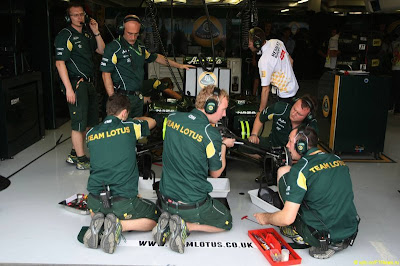 Механики Lotus колдуют над машиной на Гран-при Европы 2011