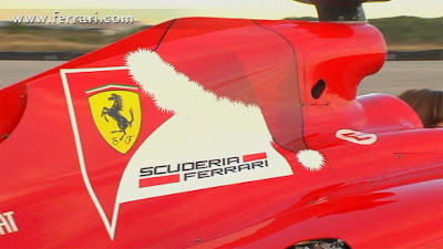 красная новогодняя шапка на кожухе двигателя Ferrari