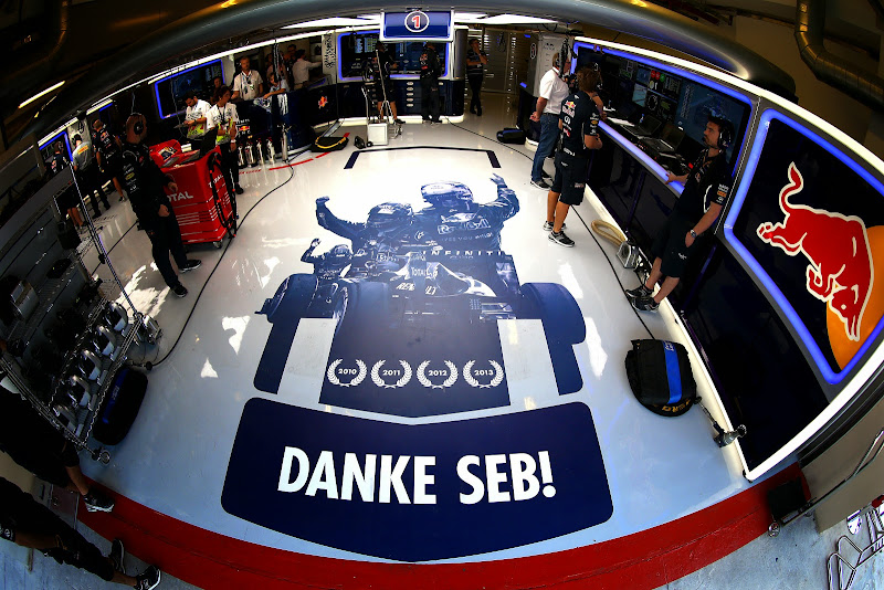 Danke Seb в гараже Red Bull на Гран-при Абу-Даби 2014