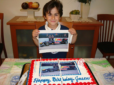юный болельщик Red Bull с тортом на день рождения