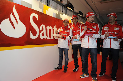 пилоты Ferrari разукрашивают красками логотип Santander 3 марта 2013