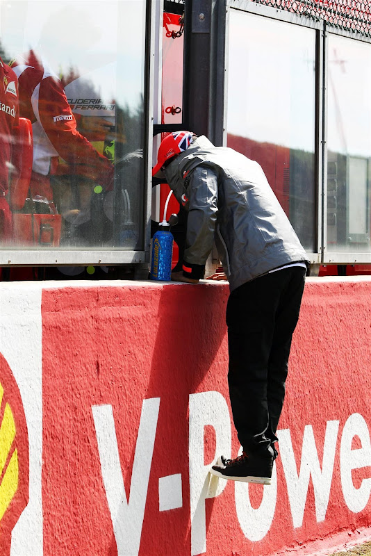 Льюис Хэмилтон поднимается за ограждение к Ferrari на Гран-при Бельгии 2012