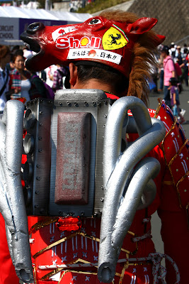 болельщик Ferrari с двигателем на спине на Гран-при Японии 2011