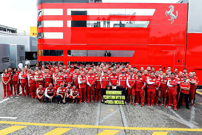 фото команды Ferrari в поддержку Михаэля Шумахера на Гран-при Испании 2014