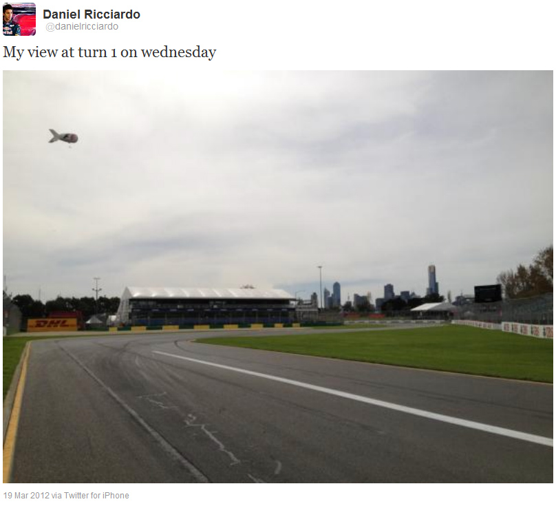 Даниэль Риккардо фотографирует первый поворот Альберт-Парка в среду на Гран-при Австралии 2012