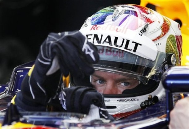 Себастьян Феттель в шлеме в кокпите Red Bull на Гран-при Сингапура 2011