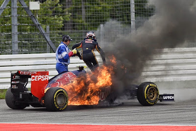 Даниил Квят выпрыгивает из горящего Toro Rosso на Гран-при Германии 2014