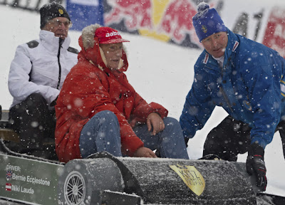 Ники Лауда и Берни Экклстоун катаются на санках в Австрии в январе 2012