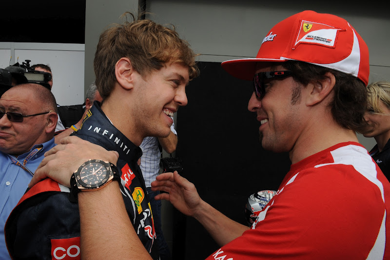 Себастьян Феттель и Фернандо Алонсо обнимаются перед началом уикэнда на Гран-при Австралии 2012