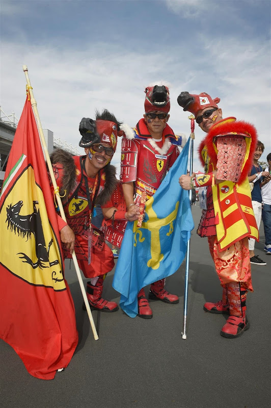 болельщики Ferrari в костюмах на Гран-при Японии 2014