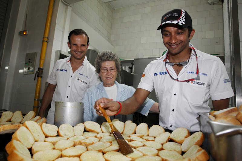 Нараин Картикеян и Витантонио Льюцци готовят что-то на Гран-при Европы 2011
