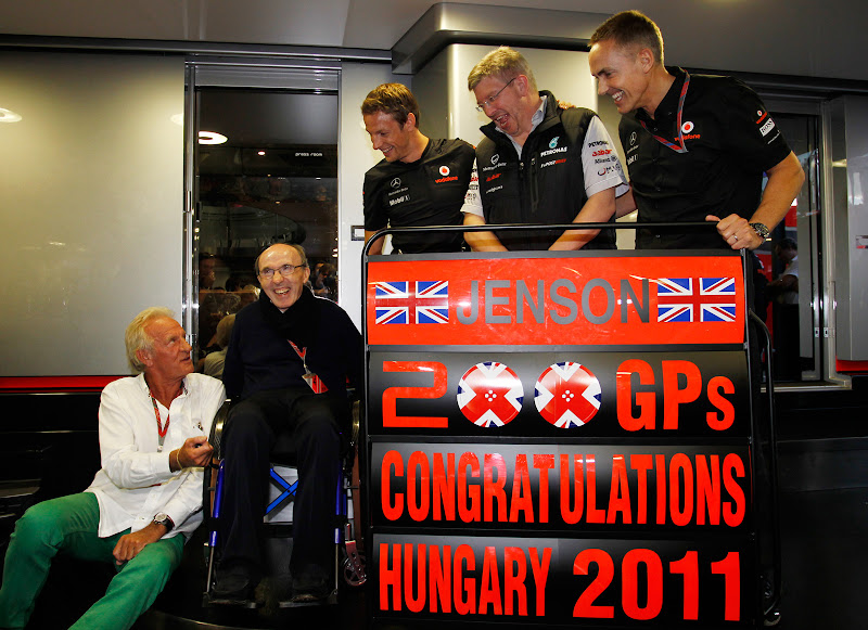 Джон Баттон Фрэнк Уильямс Росс Браун Мартин Уитмарш поздравляют Дженсона Баттона с 200-ым Гран-при на Гран-при Венгрии 2011