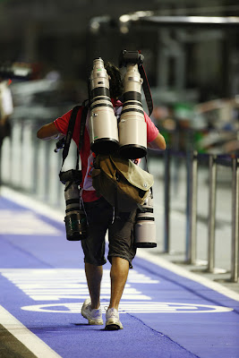 увешанный техникой фотограф на Гран-при Сингапура 2011