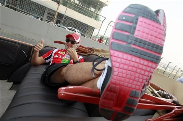 Фелипе Масса лежит на заднем сиденье на параде пилотов Гран-при Индии 2011