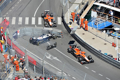 Жюль Бьянки врезается в Пастора Мальдонадо через ограждение на Гран-при Монако 2013