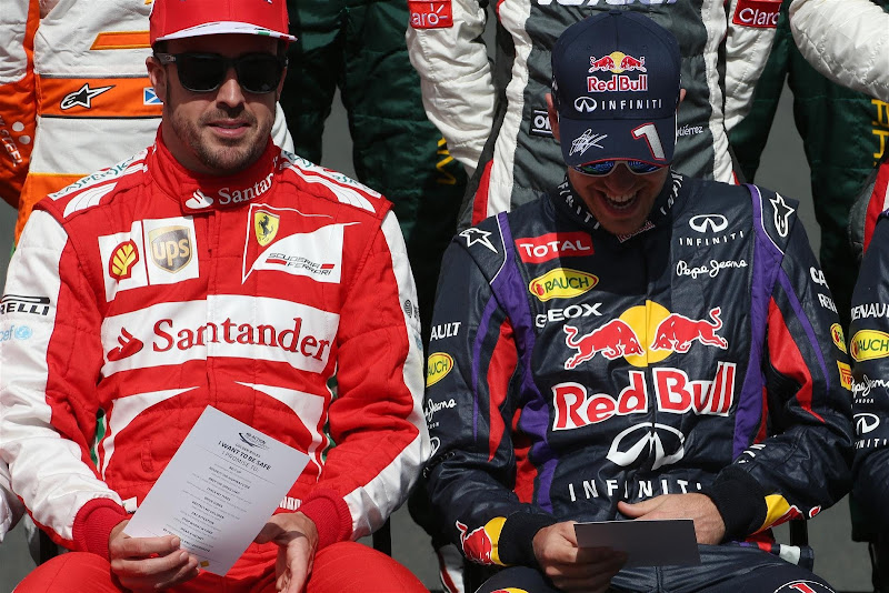 Фернандо Алонсо и Себастьян Феттель с листовками FIA на фотосессии Гран-при Австралии 2013
