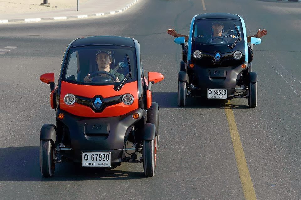 Шарль Пик и Марк Уэббер ездят на Renault Twizys по Дубаи перед Гран-при Абу-Даби 2013