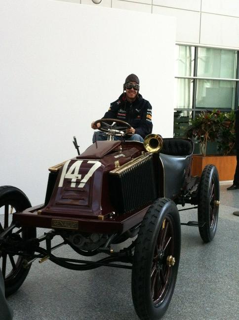 Себастьян Феттель на Renault Type K 1902 года в техническом центре Renault