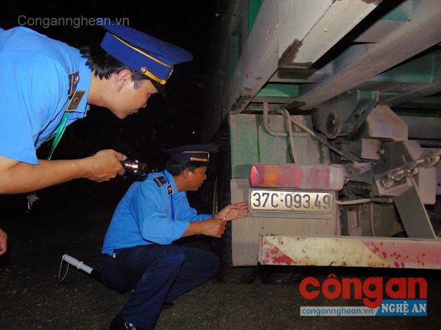 Lực lượng Thanh tra giao thông kiểm tra một xe vi phạm chở quá tải trọng cho phép
