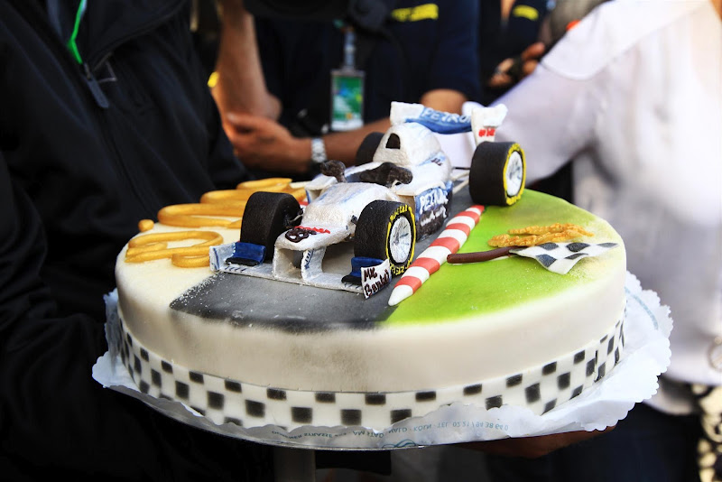 Mercedes торт для Михаэля Шумахера в честь 300 ГП на Гран-при Бельгии 2012