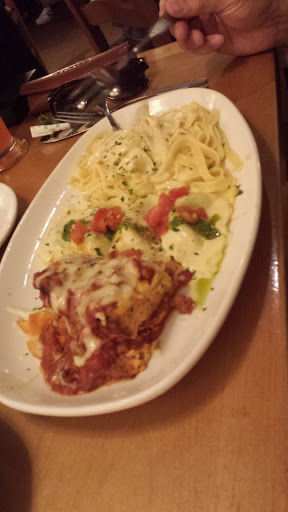 Italian Restaurant «Olive Garden», reviews and photos, 1620 Bergen Town Center, Paramus, NJ 07652, USA