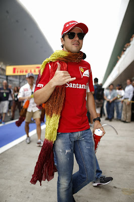 Фелипе Масса с индийским шарфом на Гран-при Индии 2013