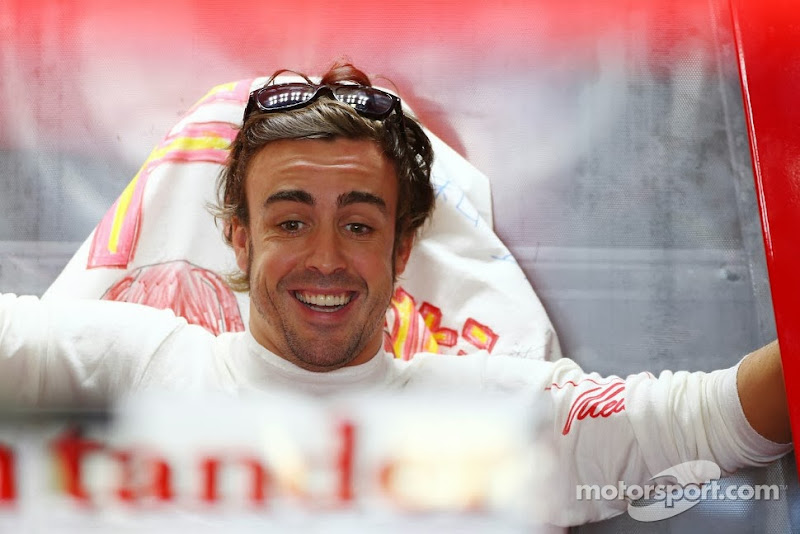 удивленный и улыбающийся Фернандо Алонсо на Гран-при Японии 2013