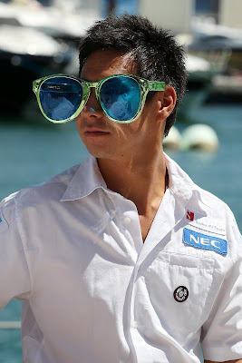 Камуи Кобаяши в гигантских очках на Гран-при Европы 2012