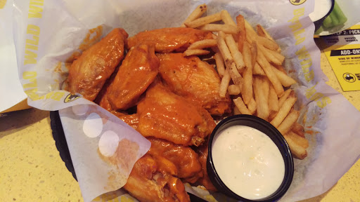 Chicken Wings Restaurant «Buffalo Wild Wings», reviews and photos, 1760 Scottsville Rd, Bowling Green, KY 42104, USA