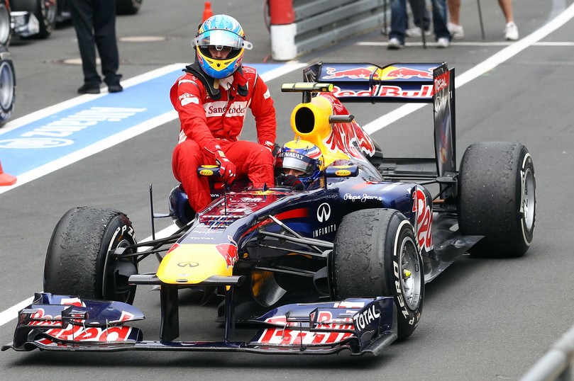 Марк Уэббер подвозит Фернандо Алонсо на своем Red Bull после финиша гонки Гран-при Германии 2011 на трассе Нюрбургринг