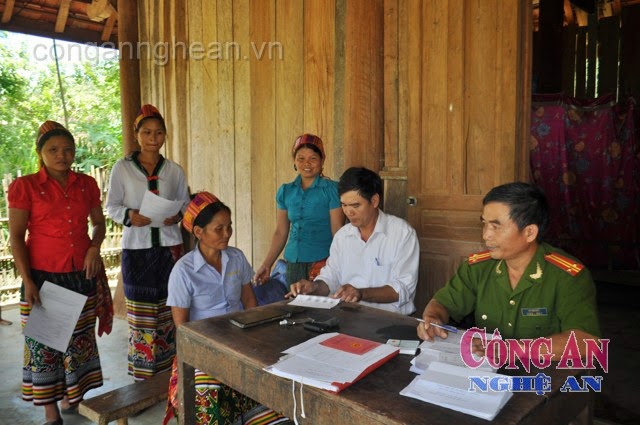 Lực lượng Cảnh sát QLHC về TTXH Công an huyện Con Cuông về vùng sâu, vùng xa làm CMND cho người dân