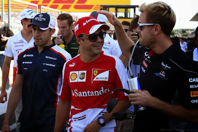 Себастьян Феттель шутит над Фелипе Массой во время парада пилотов Гран-при Японии 2013
