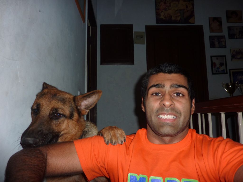 Карун Чандхок со своей собакой по кличке Enzo