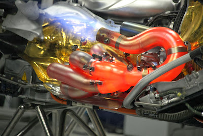 раскаленные выхлопные трубы Red Bull Renault V8